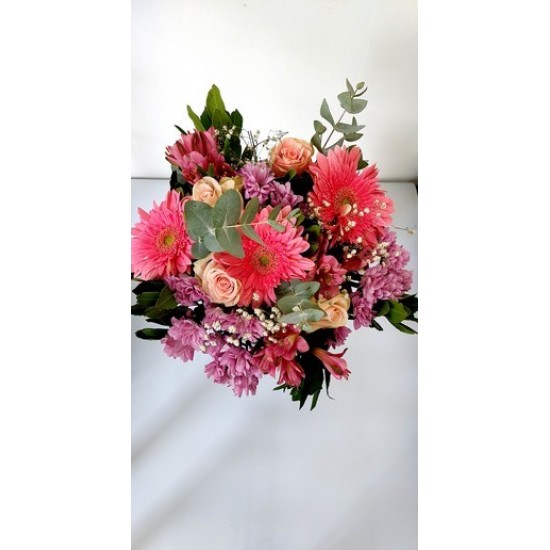 Ανθοδέσμη ροζ αποχρώσεις από τριαντάφυλλα ροζ , Ζέρμπερες, Αλστρομέρια , Χρυσάνθεμα, Πρασινάδες