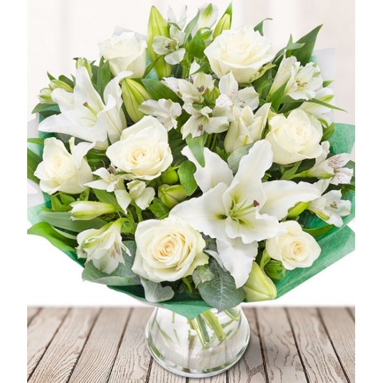 Ανθοδέσμη σε λευκές αποχρώσεις με Λίλιουμ  ,τριαντάφυλλα , Αλστρομέριες, λυσίανθο πρασινάδες .