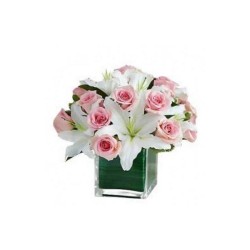 Σύνθεση σε Κύβο γυάλινο 12Χ12 λίλιουμ, τριαντάφυλλα , χρυσάνθεμα , λυσίανθο πρασινάδες 