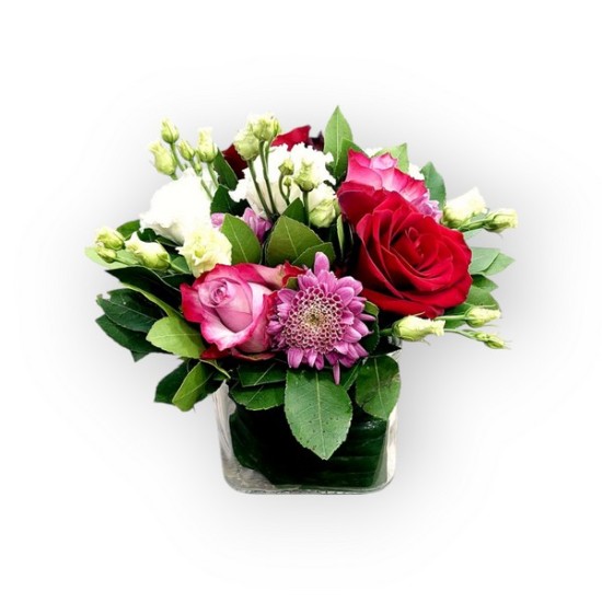 Σύνθεση σε Κύβο γυάλινο 10Χ10  τριαντάφυλλα , χρυσάνθεμο, Λυσίανθο και πρασινάδες