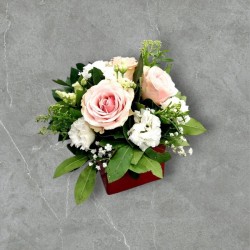 Σύνθεση σε πήλινο κασπώ από γυψοφύλλη, τριαντάφυλλα , λυσίανθο ,σολιντάγκο 