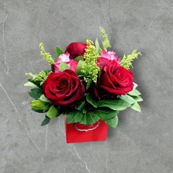 Σύνθεση σε κόκκινο κουτί 10Χ10 με Τριαντάφυλλα 