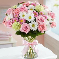 Ανθοδέσμη σε αποχρώσεις του Ροζ με  Οριεντάλ, Ροζ Τριαντάφυλλα , Αλστρομέρια, Ζέρμπερα και πρασινάδες 