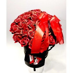 Μαύρη καπελιέρα σε σχέδιο μάρμαρο με κόκκινα τριαντάφυλλα Σαπουνιού 